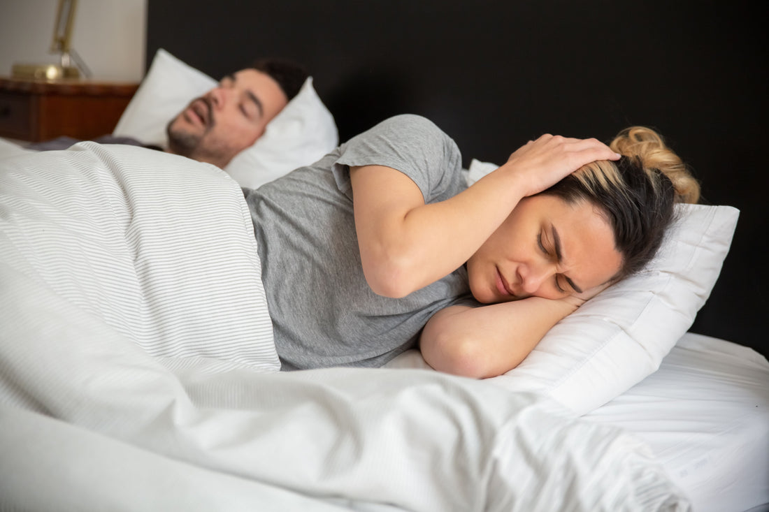 Wat helpt tegen snurken? Oorzaken en 8 praktische tips